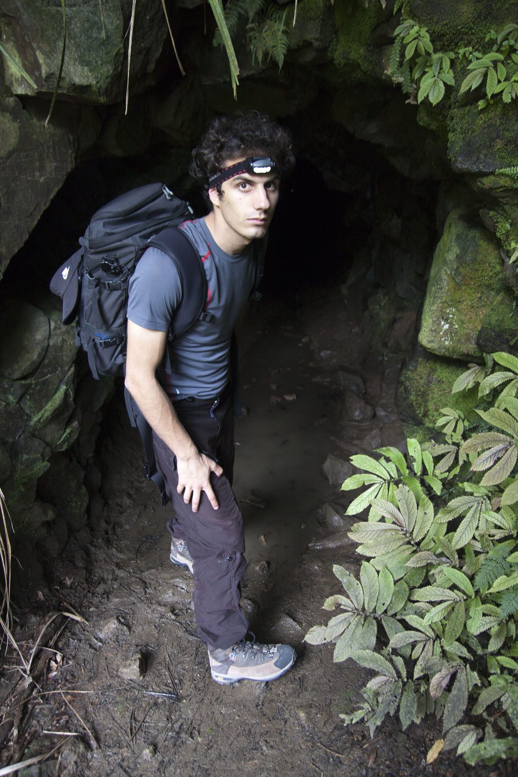 Adam před jeskyní