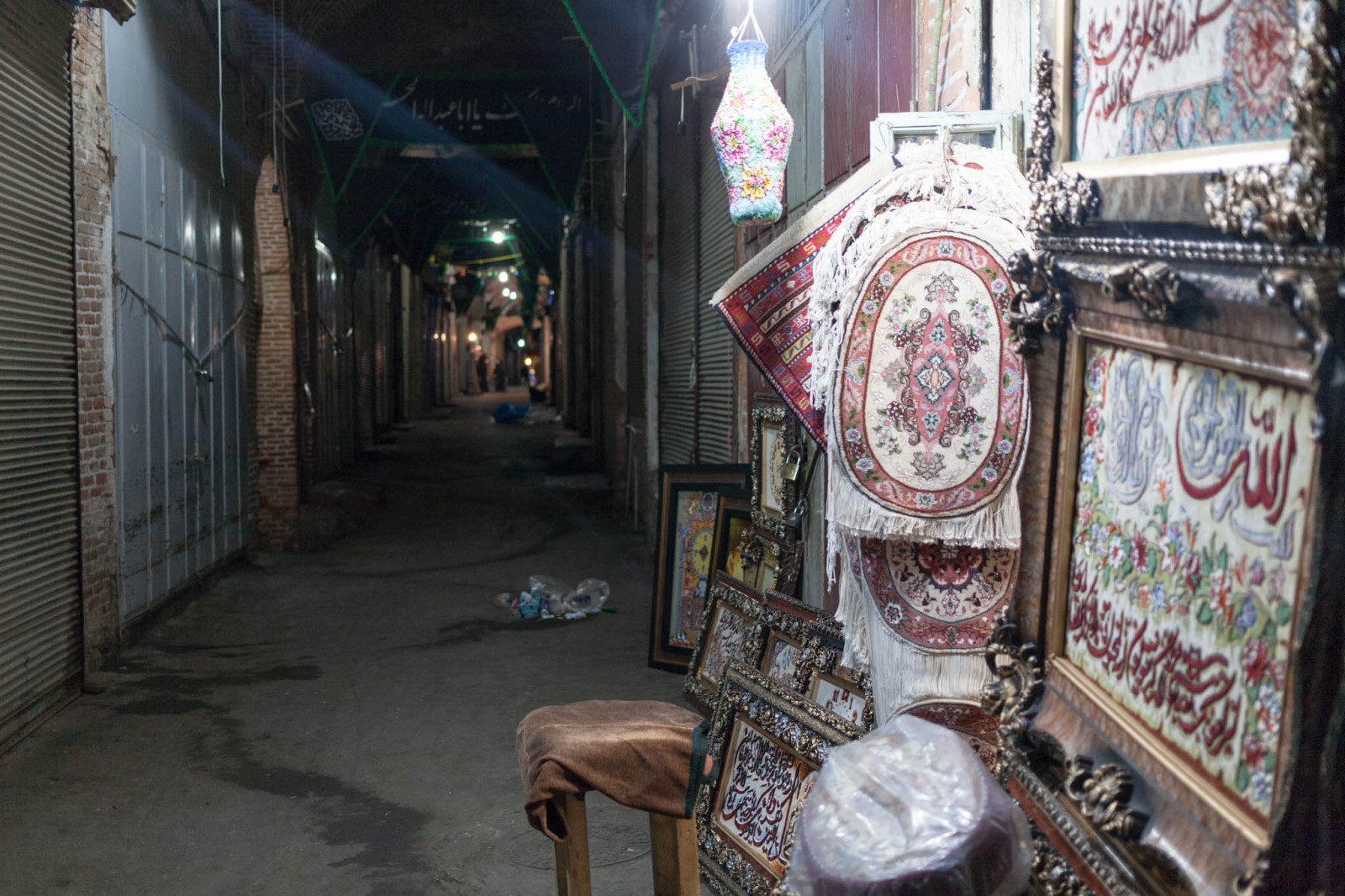 Obchod s koberci v opuštěném bazaaru