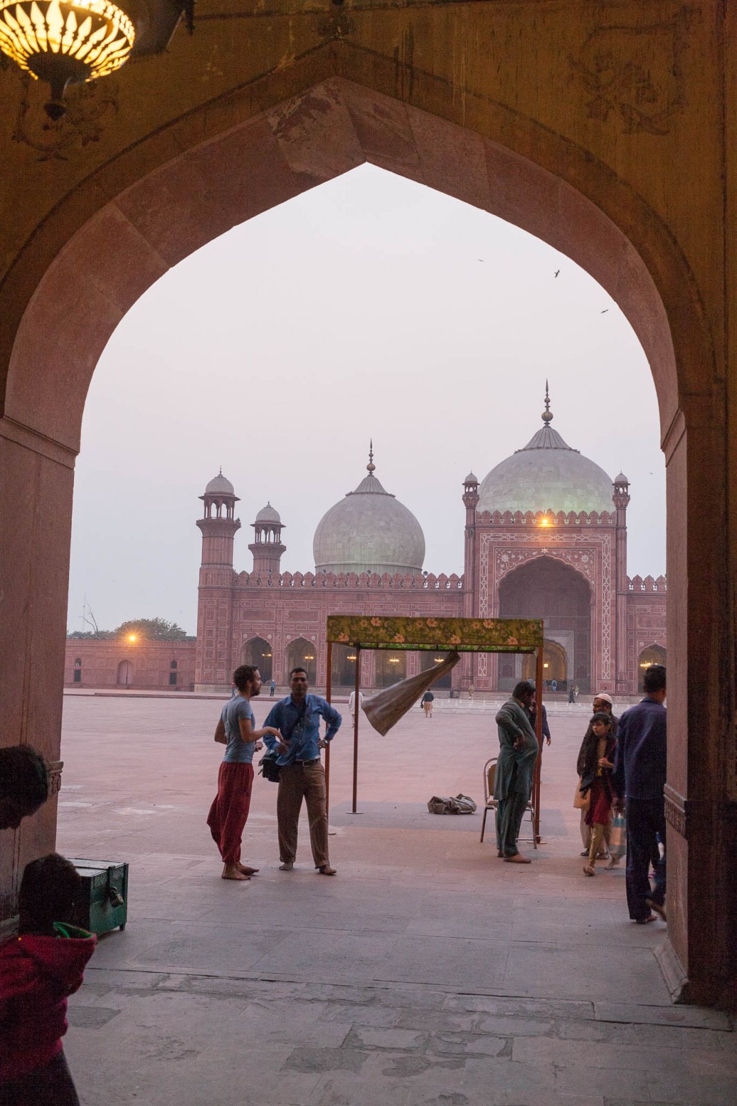 Rozhovor s fotografem v bráně mešity