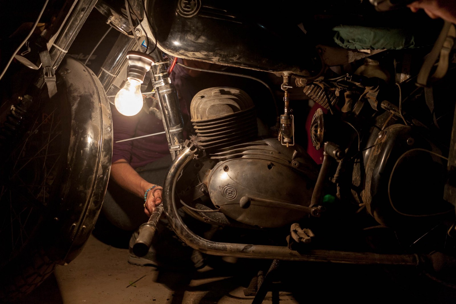 Noční opravy motorky