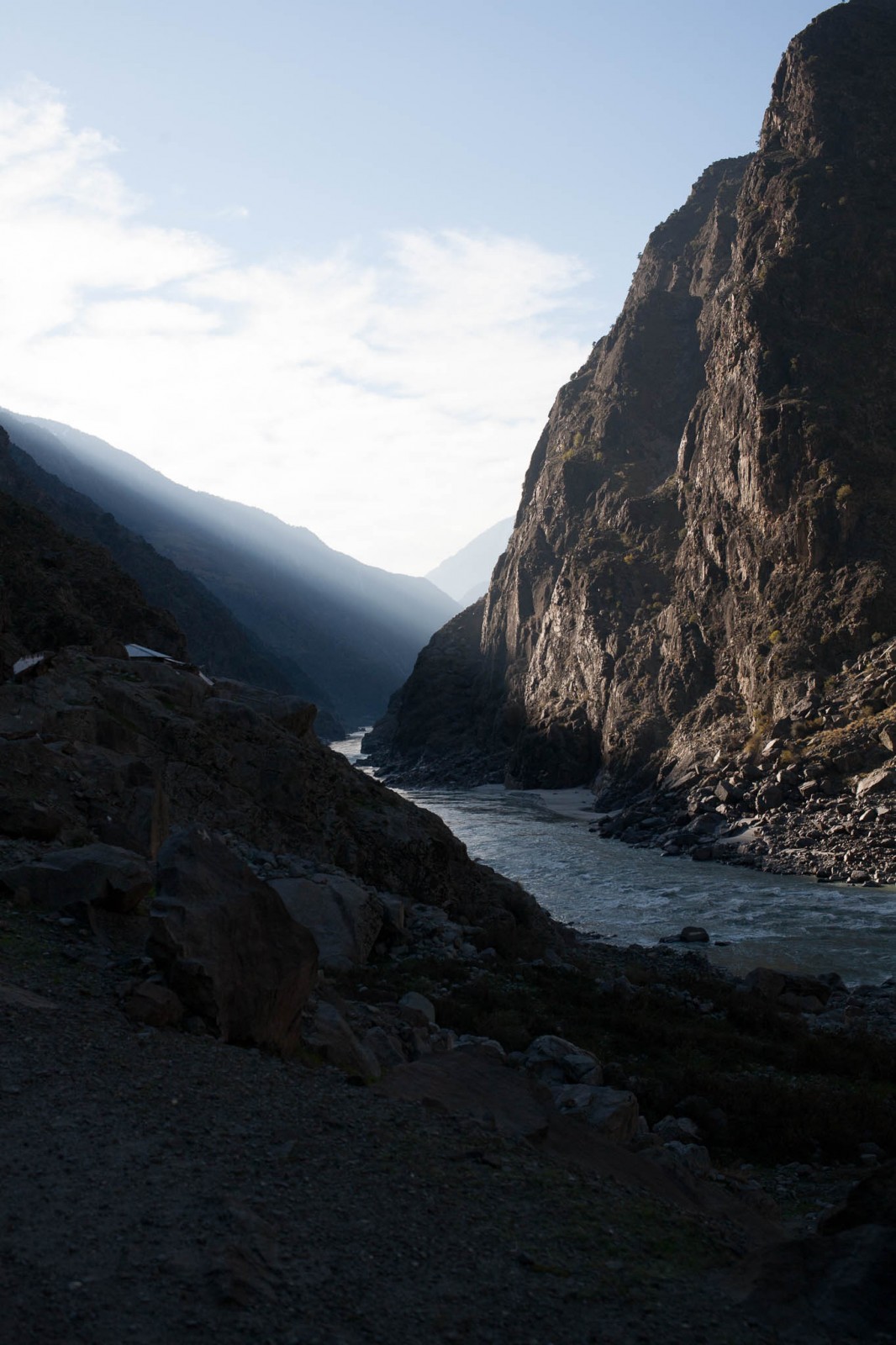 Pohled do údolí Karákórámské dálnice