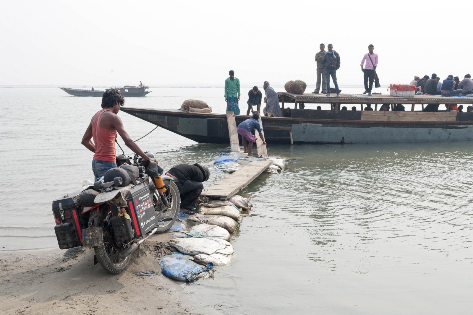 Nakládání Čezety na loď při přejezdu Brahmaputry