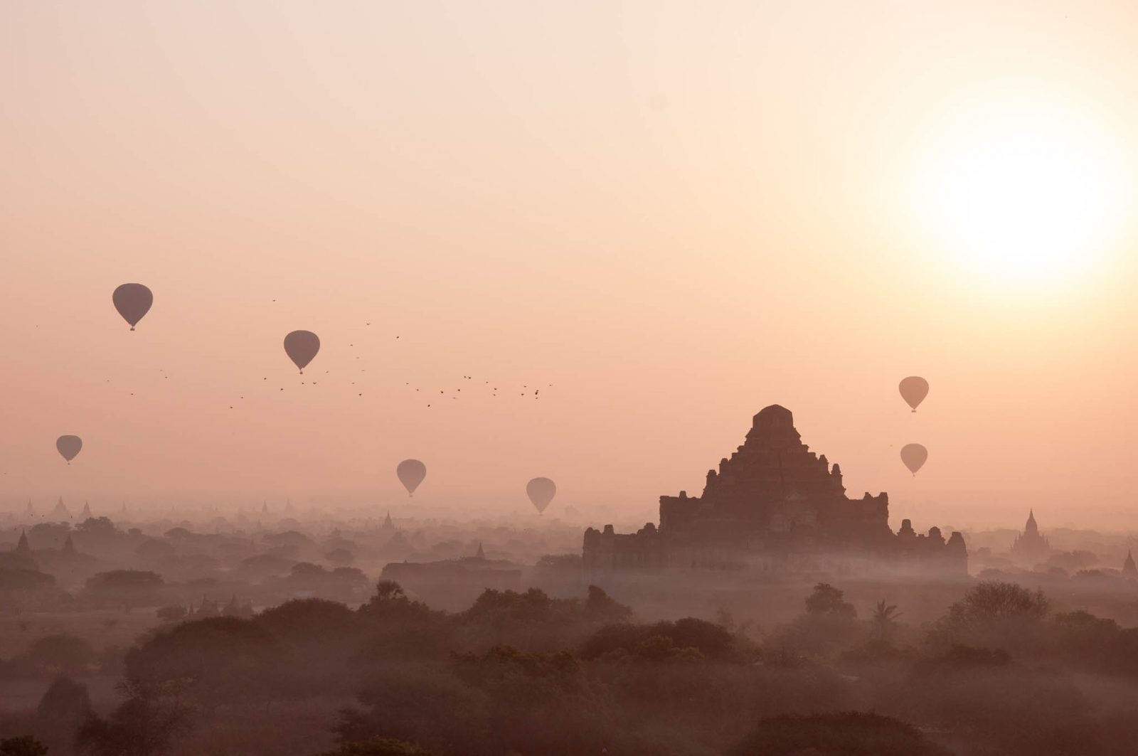 Slunce nad chrámem v Baganu