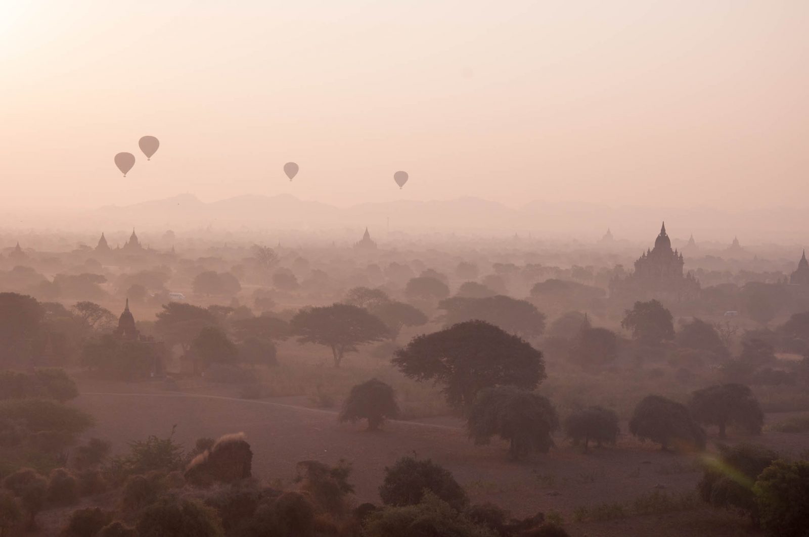 Balóny nad chrámem Baganu