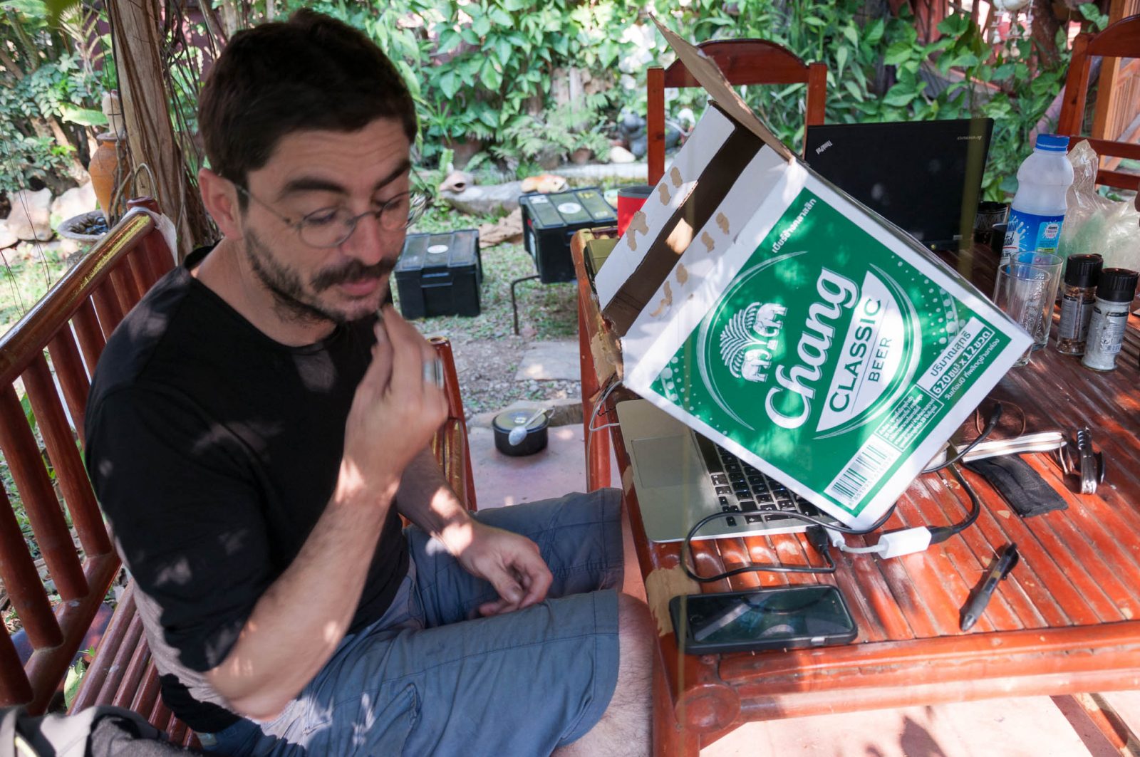 Někteří fotografové si kupují drahé monitory se stínidly. Při cestování však poslouží i bedna od piva.