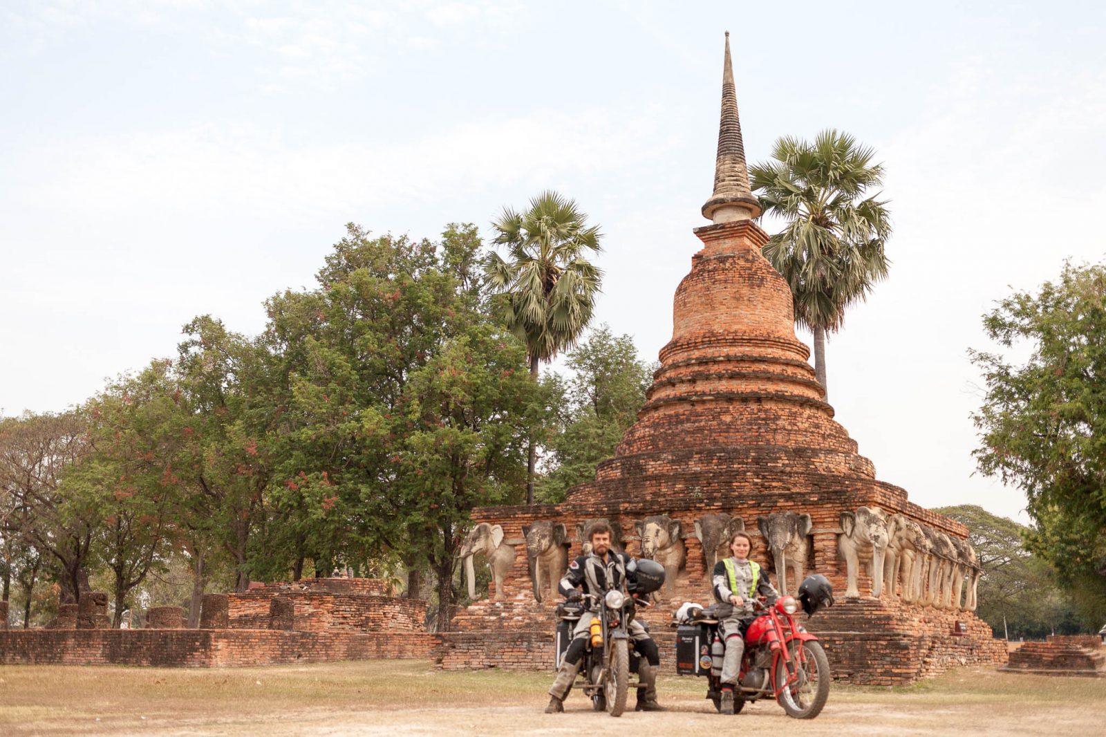 Před chrámem v Sukhothai