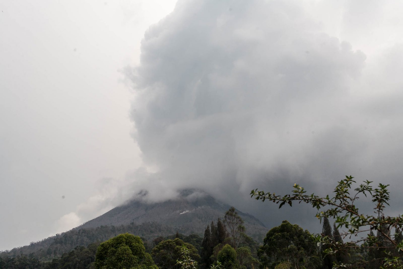 Vybuchující Gunung Sinabung