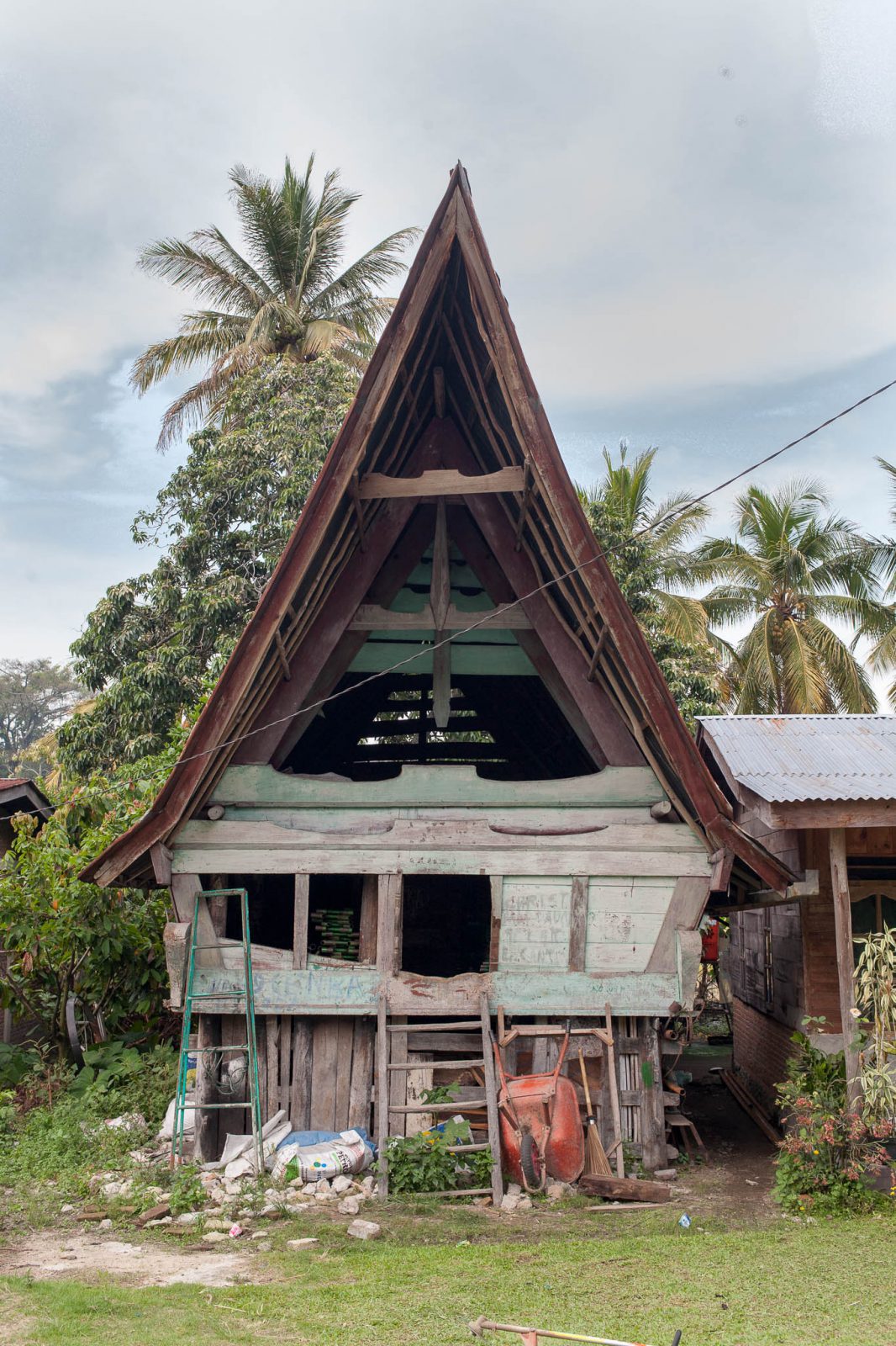 Na jezeře Toba žijí křesťané s oblibou pro střechy ve tvaru bůvolích rohů. Zvláštní kultura.